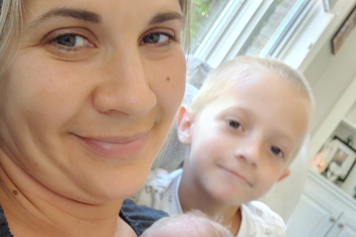 Jechała samochodem z piątką dzieci, kiedy nagle zaczęła rodzić. Po wszystkim dalej ruszyła w drogę. Ta historia nietypowych narodzin obiegła świat