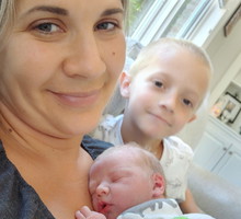 Jechała samochodem z piątką dzieci, kiedy nagle zaczęła rodzić. Po wszystkim dalej ruszyła w drogę. Ta historia nietypowych narodzin obiegła świat