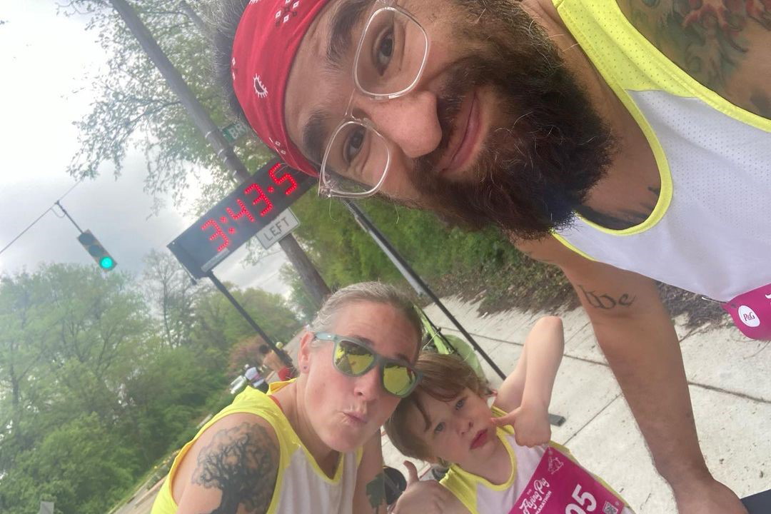 Influencerzy zmusili 6-letniego syna do udziału w maratonie. W nagrodę obiecali mu ... paczkę chipsów