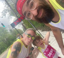 Influencerzy zmusili 6-letniego syna do udziału w maratonie. W nagrodę obiecali mu ... paczkę chipsów