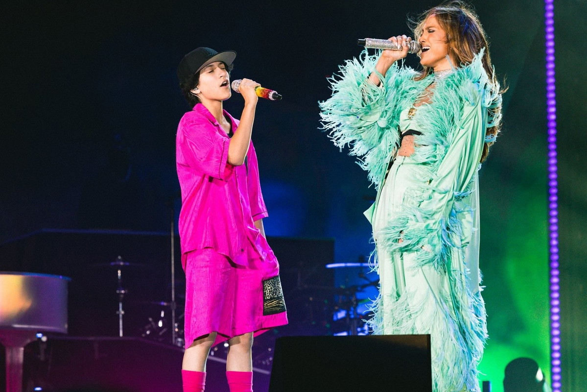 Jennifer Lopez podczas koncertu zaprosiła na scenę swoje dziecko. 14-letnie Emme jest osobą niebinarną