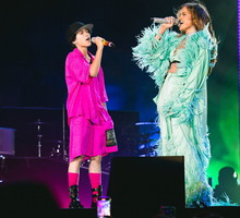 Jennifer Lopez podczas koncertu zaprosiła na scenę swoje dziecko. 14-letnie Emme jest osobą niebinarną