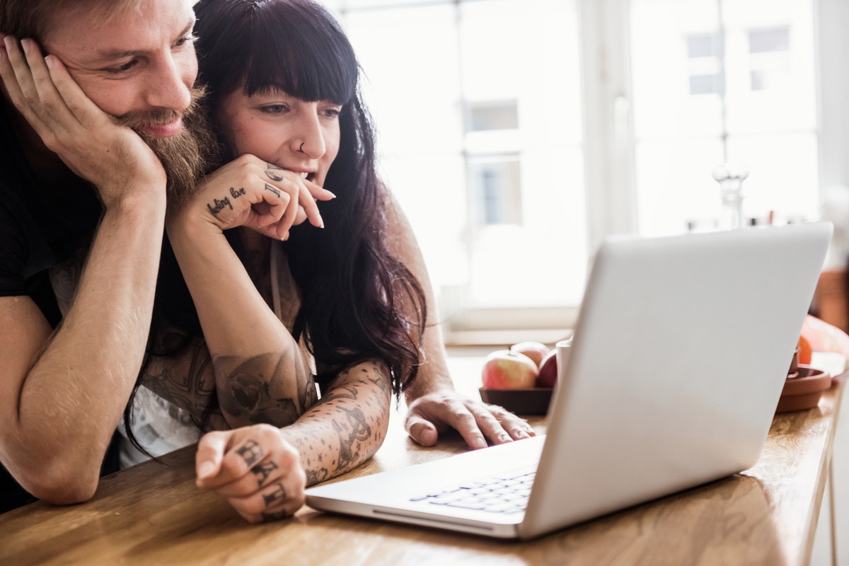 1 300 zł dostaną bezdzietni i single? Co wiemy o programie, który budzi tak skrajne emocje