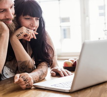 1 300 zł dostaną bezdzietni i single? Co wiemy o programie, który budzi tak skrajne emocje