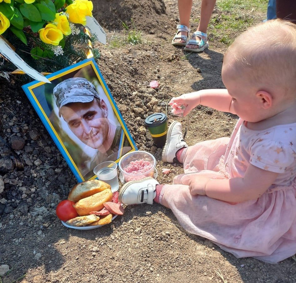 Roczna dziewczynka w dniu swoich urodzin przyszła z mamą na grób ojca. "Chciała zjeść śniadanie z tatą". Ta fotografia łamie serce