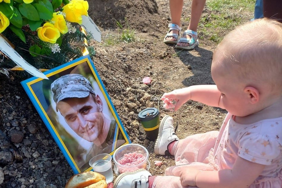 Roczna dziewczynka w dniu swoich urodzin przyszła z mamą na grób ojca. "Chciała zjeść śniadanie z tatą". Ta fotografia łamie serce