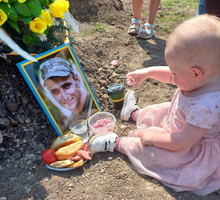 Roczna dziewczynka w dniu swoich urodzin przyszła z mamą na grób ojca. "Chciała zjeść śniadanie z tatą". Ta fotografia łamie serce