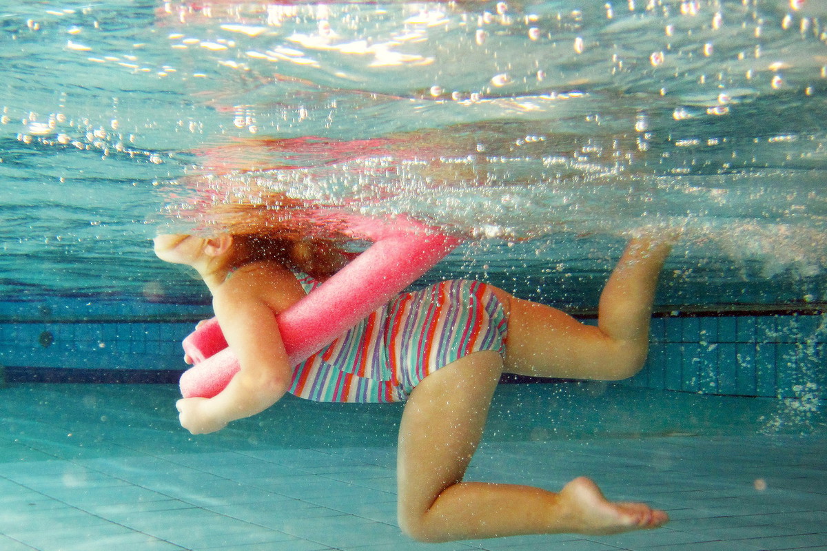 Zmarła dziewczynka, która topiła się w przydomowym basenie. Policja apeluje do rodziców