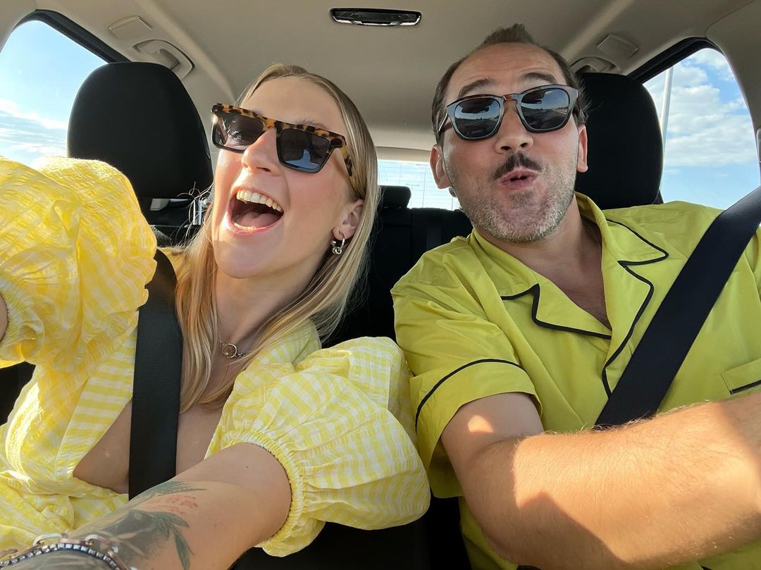 Lara Gessler w żółtej sukience w kratkę vichy wygląda obłędnie.  Coś jednak kradnie jej show: "cudna!", "pszczółka"