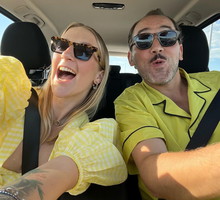 Lara Gessler w żółtej sukience w kratkę vichy wygląda obłędnie. Coś jednak kradnie jej show: "cudna!", "pszczółka"