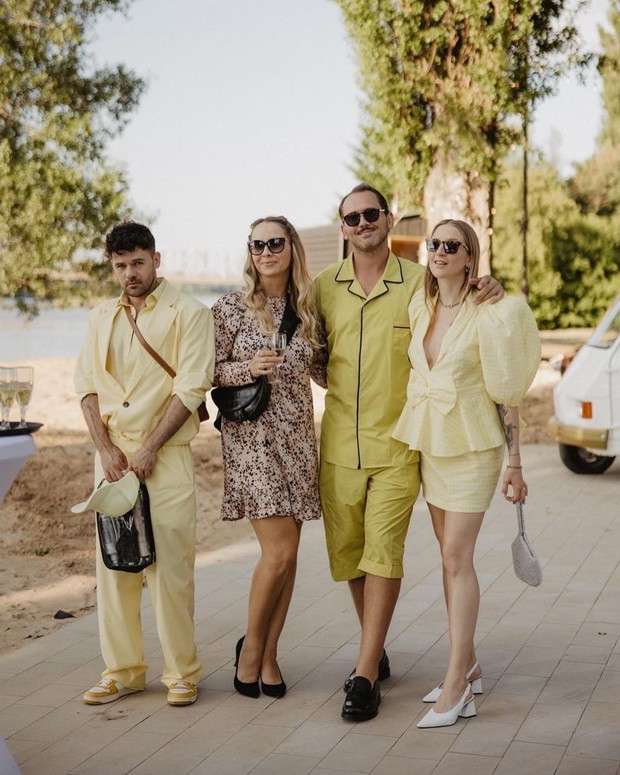 Lara Gessler w żółtej sukience w kratkę vichy wygląda obłędnie. Coś jednak kradnie jej show: cudna!, pszczółka