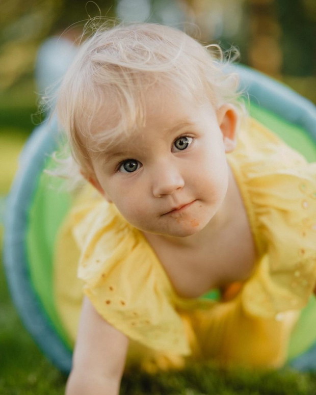 Lara Gessler w żółtej sukience w kratkę vichy wygląda obłędnie. Coś jednak kradnie jej show: cudna!, pszczółka