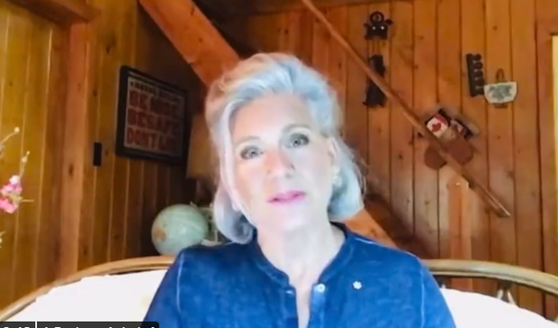 Znana dziennikarka zwolniona po 35 latach pracy w telewizji. Powód? Prawdopodobnie jej siwe włosy