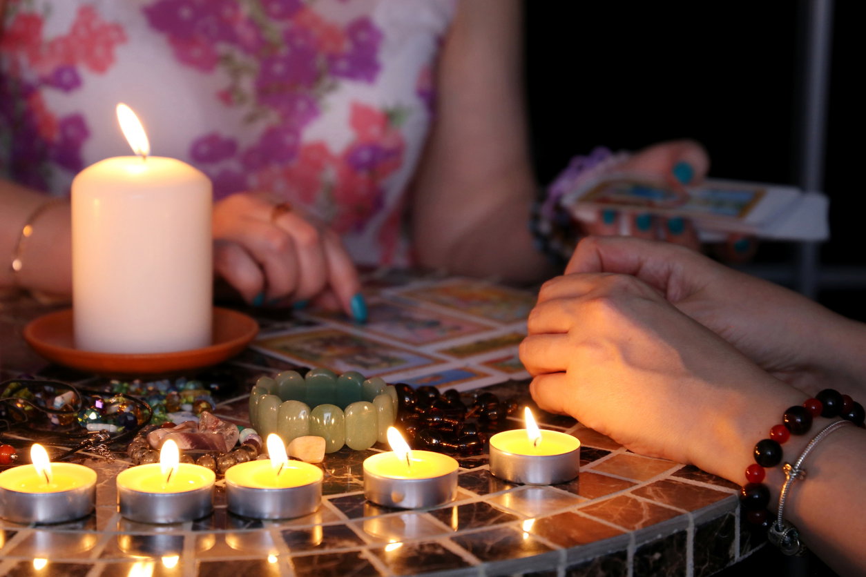 Ta cygańska karta wróży awans, nagrodę, a nawet spadek. Ale „niespodziewana radość” skrywa też mroczną tajemnicę