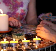 Ta cygańska karta wróży awans, nagrodę, a nawet spadek. Ale „niespodziewana radość” skrywa też mroczną tajemnicę