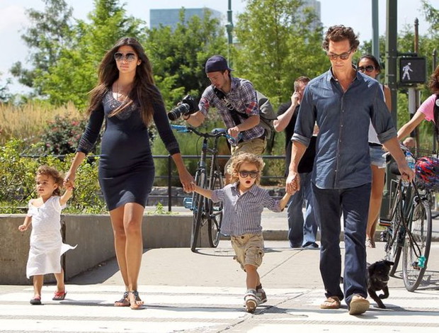 Wiadomo, że mama i maleństwo czują się świetnie, a Matthew i dzieci pary: 3-letni Levi i 4-letnia Vida są bardzo szczęśliwi.