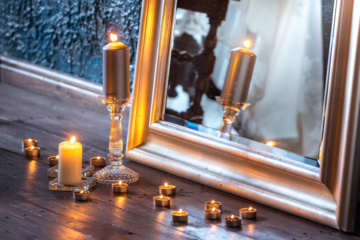 Dlaczego zakrywamy lustra w domu? W tych 5 sytuacjach musisz to zrobić