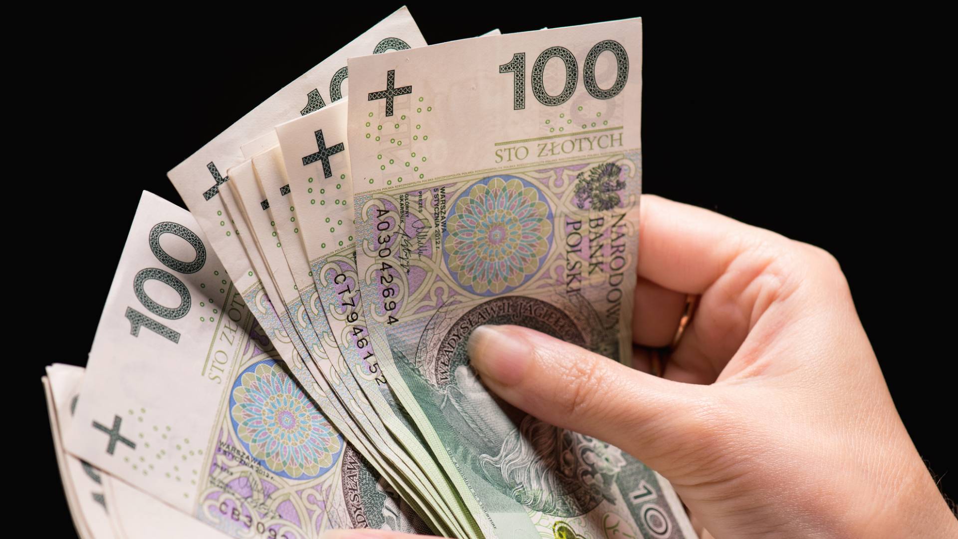 Przywołaj energię finansów, a będziesz pławić się w forsie. Wystarczą 2 składniki i patelnia