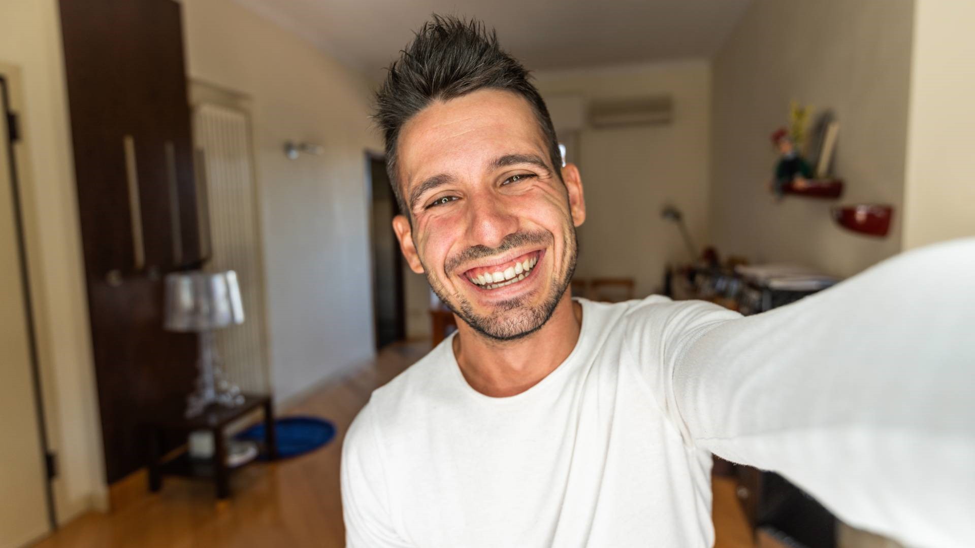 Faceci o tych 7 imionach to urodzeni optymiści. Dla nich szklanka jest zawsze do połowy pełna