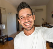 Faceci o tych 7 imionach to urodzeni optymiści. Dla nich szklanka jest zawsze do połowy pełna