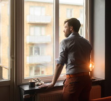 Mężczyźni o tych imionach boją się miłości. Jak nikt inny unikają związków na poważnie