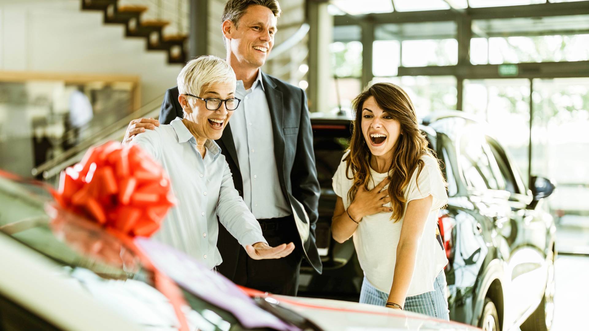 Wskazano imiona hojnych kobiet. Tych 5 pań nie skąpi bliskim pieniędzy