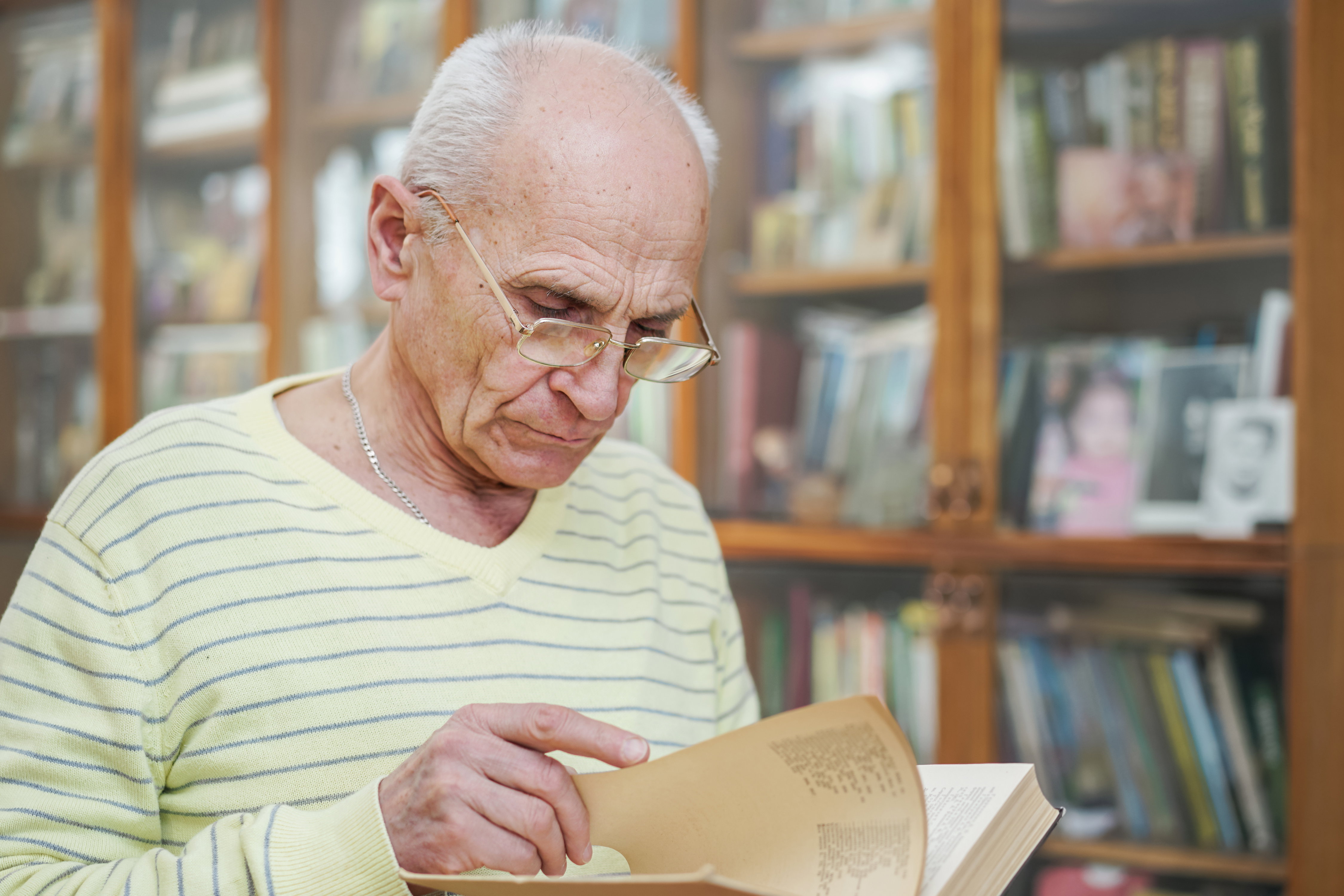 starszy mężczyzna z książką