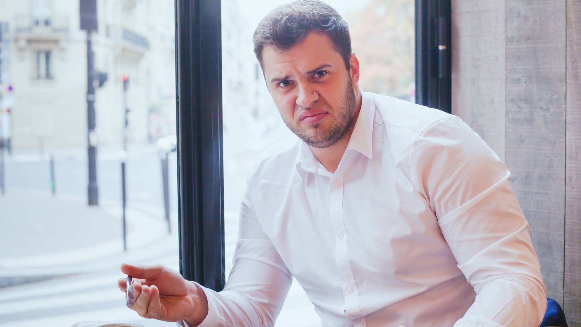 Mężczyźni o tych imionach są zgorzkniali. Cały czas mają kwaśną minę