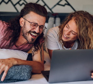 Wskazano znaki zodiaku, które zawsze żyją na kocią łapę. Boją się poważnych zobowiązań