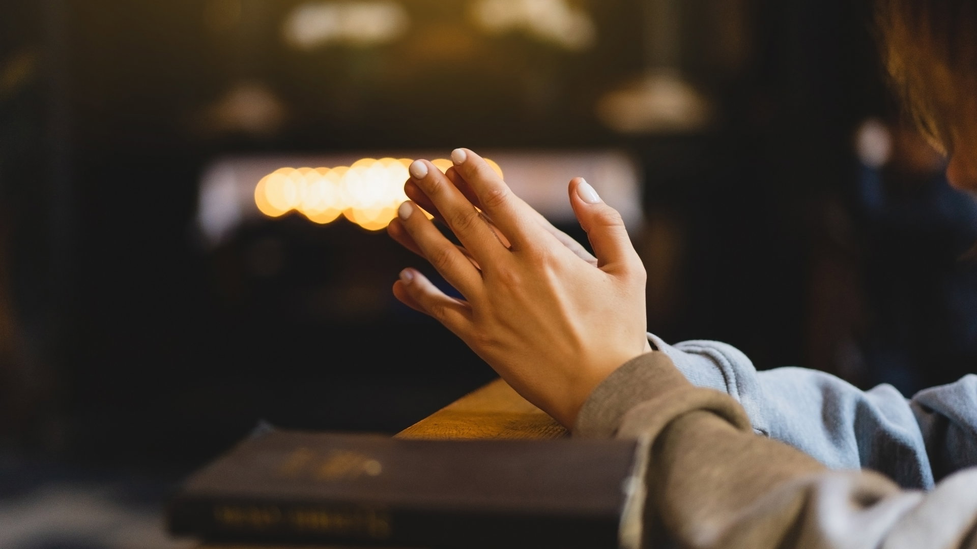 Oto 7 imion osób, które odczytują znaki od zmarłych. Dusze przychodzą do nich po pomoc