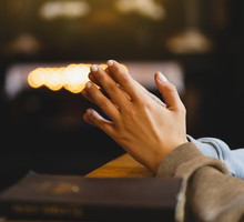 Oto 7 imion osób, które odczytują znaki od zmarłych. Dusze przychodzą do nich po pomoc