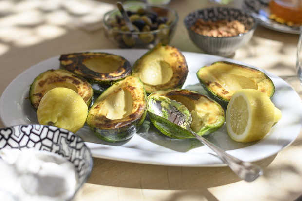 Pomysły na wege grilla: grillowane awokado