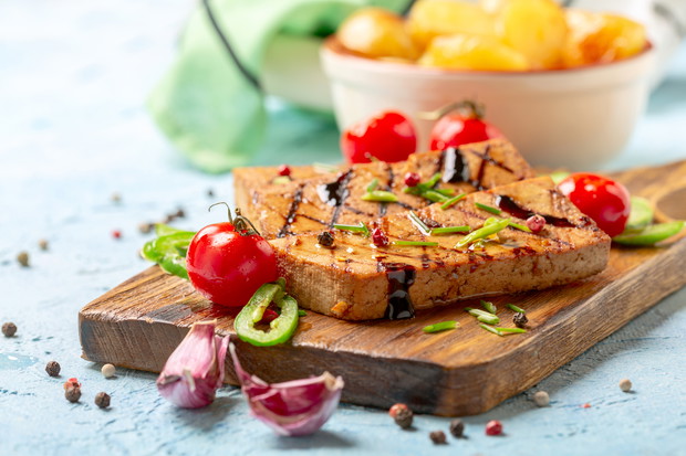 Pomysły na wege grilla: grillowane plastry tofu