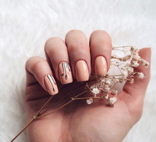 Miodowy blond: ten kolor włosów jest idealny na lato. Podkreśla opaleniznę i odmładza