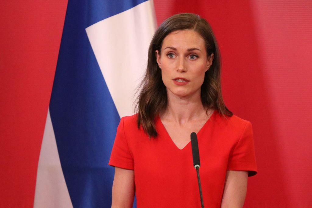 Kim jest Sanna Marin, "najmłodsza premier świata"? Kocha rockowe festiwale, wychowana przez matki-lesbijki, właśnie wprowadza Finlandię do NATO