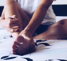 Odciski na stopie - jak się ich pozbyć? Podpowiadamy jak usunąć odcisk z korzeniem