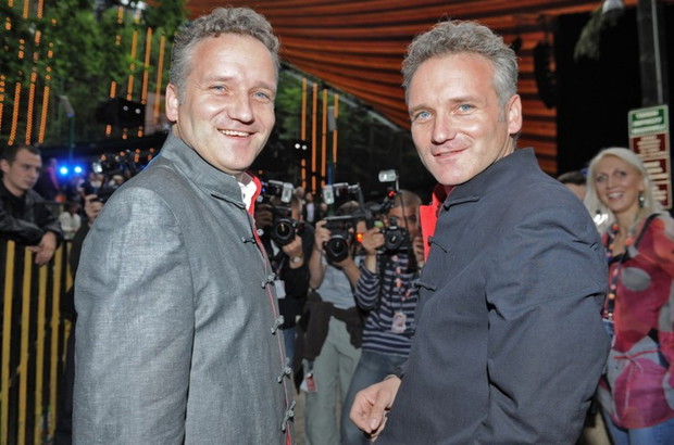 Renata i Agata Kaczoruk, Rafał i Marcin Mroczkowie, Katarzyna i Tomasz Sowińscy te gwiazdy są bliźniętami. Wiedzieliście? ZDJĘCIA