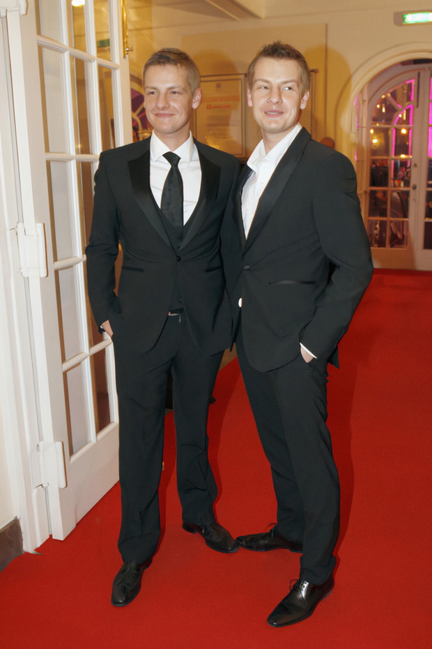 Renata i Agata Kaczoruk, Rafał i Marcin Mroczkowie, Katarzyna i Tomasz Sowińscy te gwiazdy są bliźniętami. Wiedzieliście? ZDJĘCIA