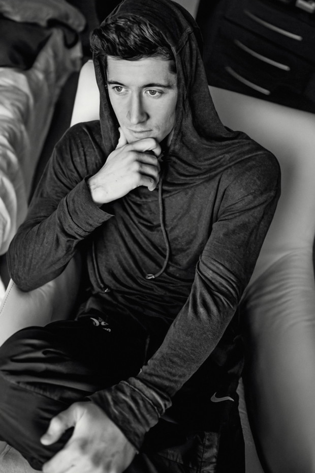 Rodzice wozili mnie na treningi półtorej godziny w jedną stronę. Wiele osób pukało się w głowę »Po co wam to«? - Robert Lewandowski.