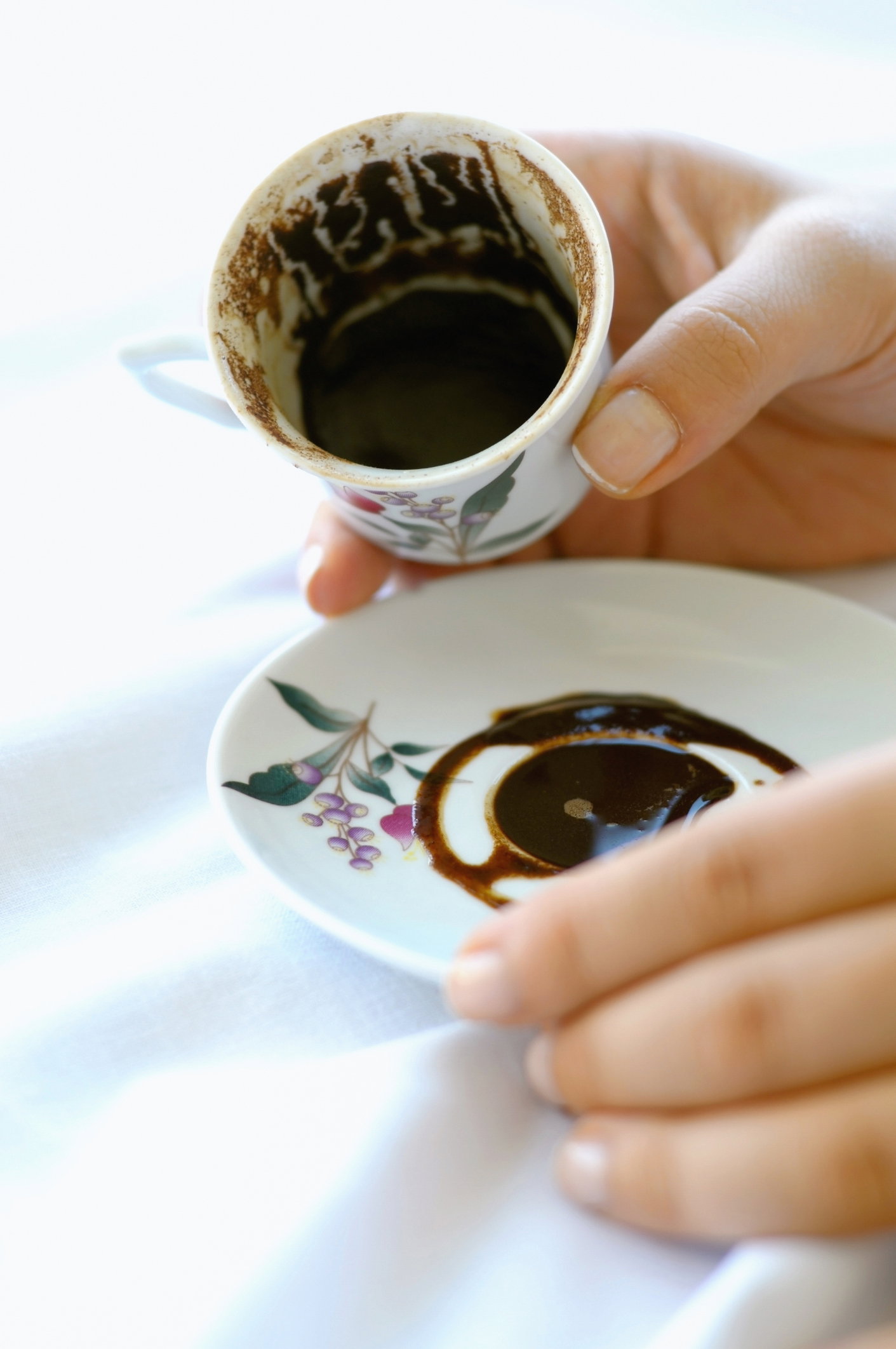 Jak wróżyć z fusów z kawy i herbaty? Wróżenie z fusów dla początkujących