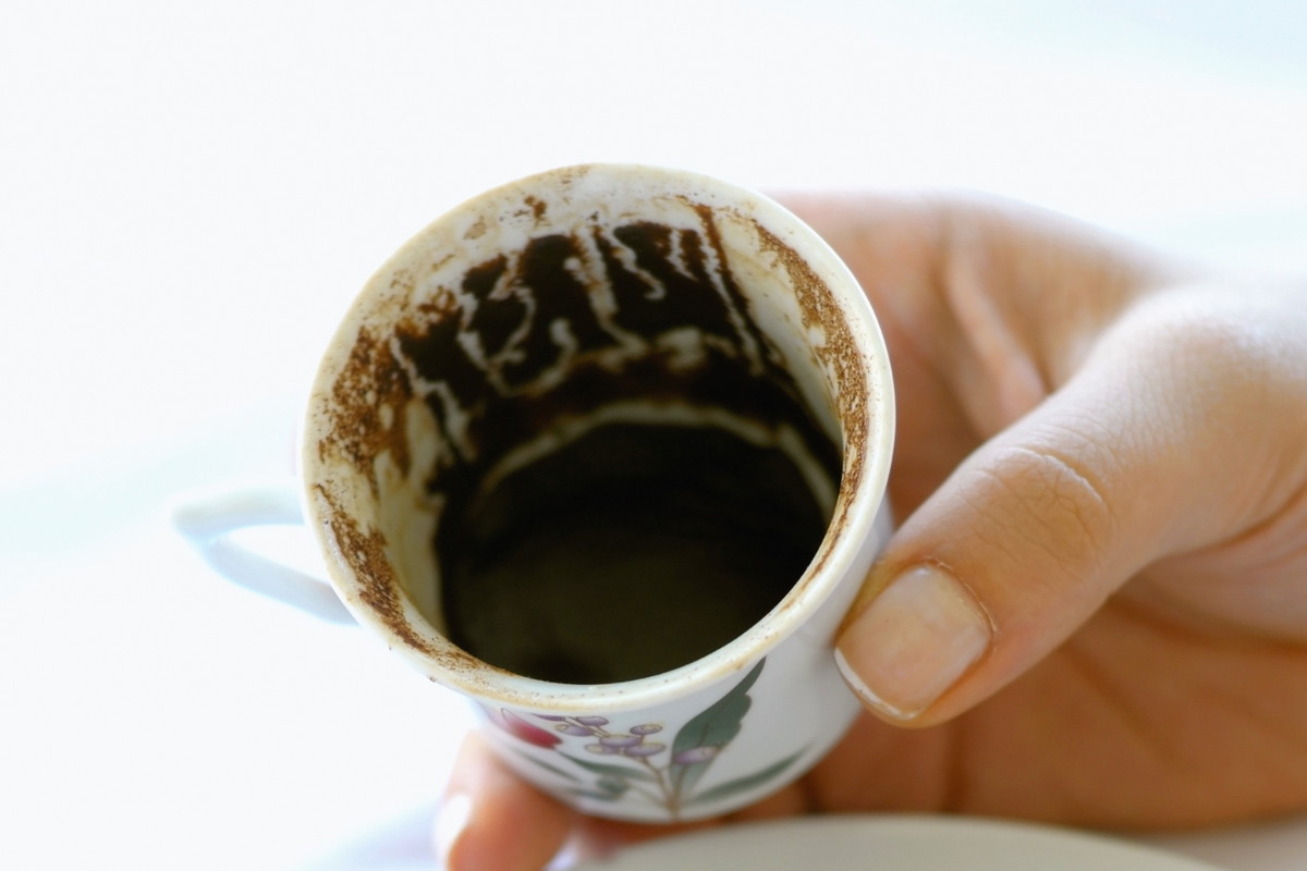 Jak wróżyć z fusów z kawy i herbaty? Wróżenie z fusów dla początkujących