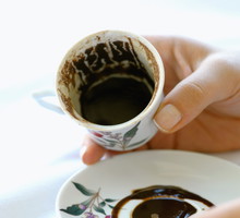 Jak wróżyć z fusów z kawy i herbaty? Wróżenie z fusów dla początkujących