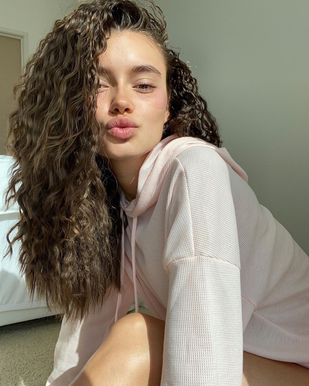 Sukienki na Święta: najmodniejsze modele na najbardziej klimatyczny wieczór roku