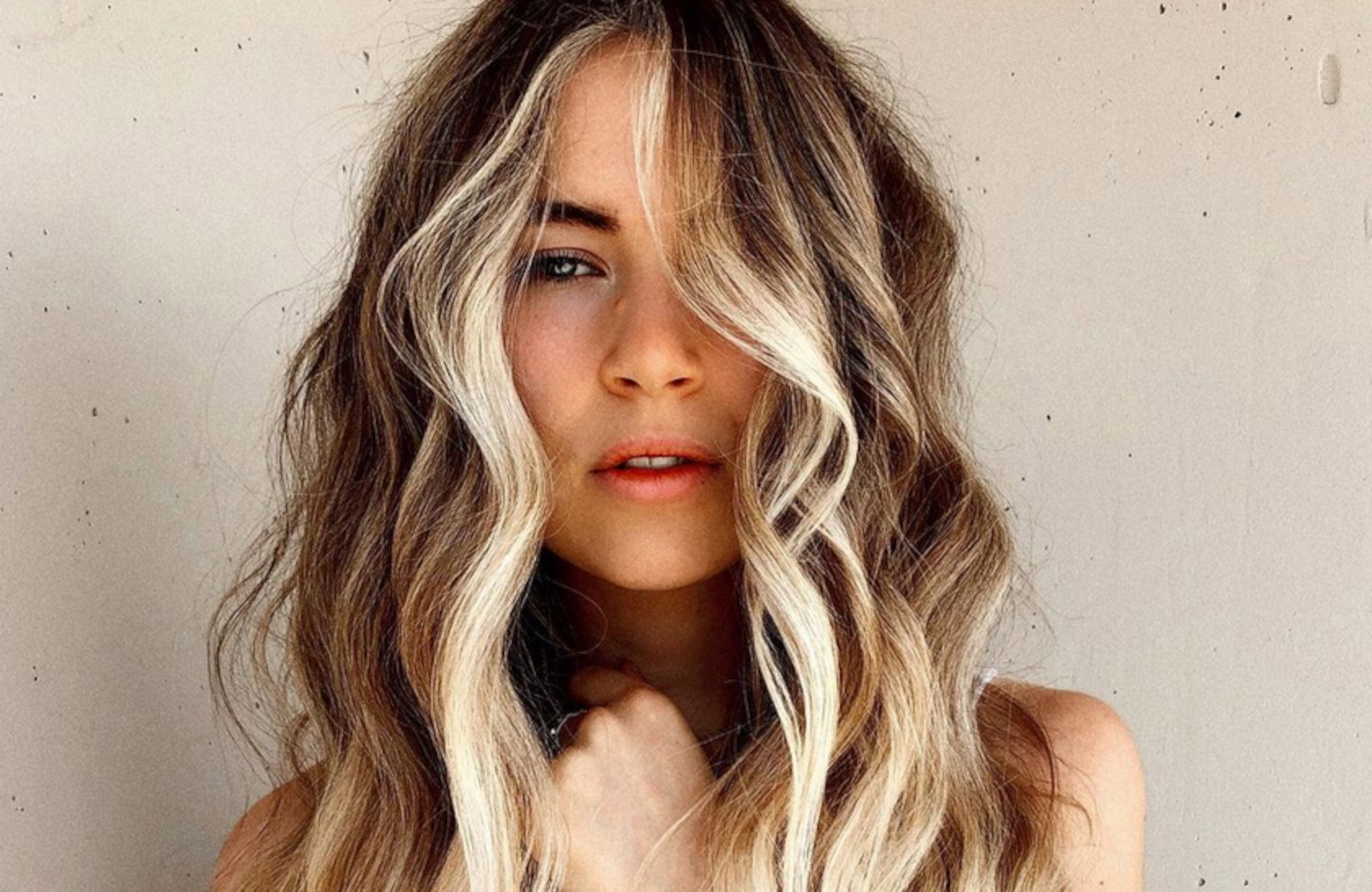 Modne blondy: "Money piece" to koloryzacja, która totalnie odmieni Twoje rysy i odmłodzi o kilka lat!