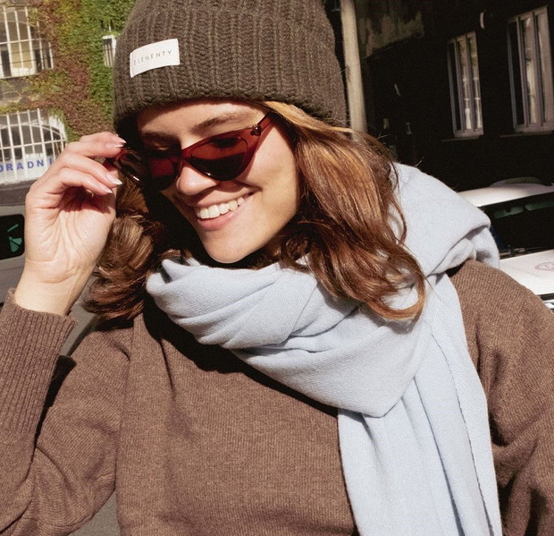 Ciepłe czapki i szaliki od polskich marek. Są idealne na prezent!