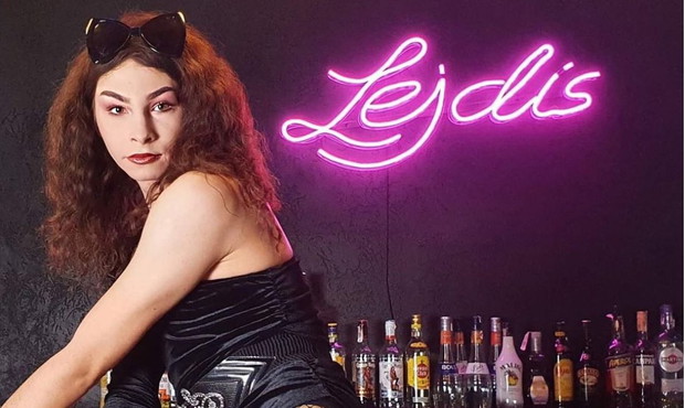 „Wydobywamy z kobiety 150 procent”. Jak Drag Queens przetwarzają kobiecość?