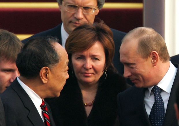 Żona Władimira Putina to chyba najbardziej strzeżona żona świata. Jaką tajemnicę skrywa Ludmiła Aleksandrowna?