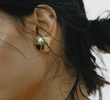 Kolczyki inspirowane astrologią, modą vintage czy francuskim stylem? Jakie motywy będą modne w tym sezonie?