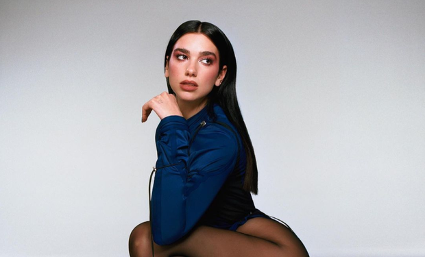 Glass hair: idealnie gładkie włosy to hit Instagrama. Jak osiągnąć efekt tafli?