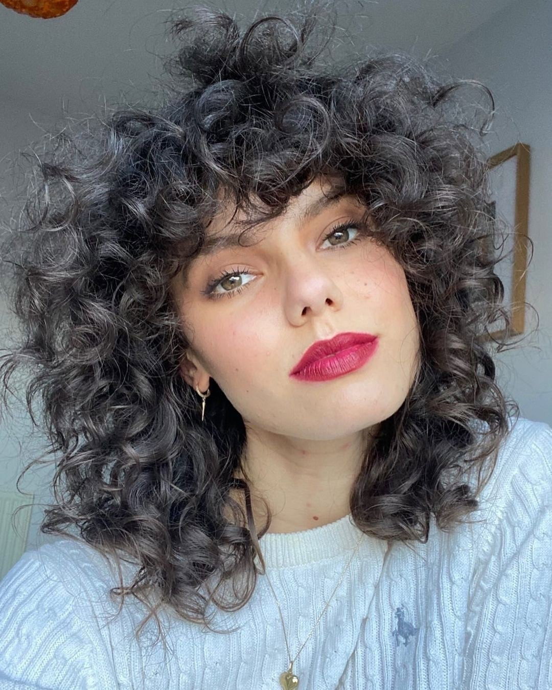 Jak obcinać kręcone włosy? Podcinanie loków w domu